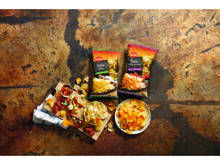 Salt and olive oil crisps and spicy crisps, with sausages and peppers.