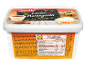 Milk ice cream with cinnamon sauce and biscuit pieces, with nutritional information.
