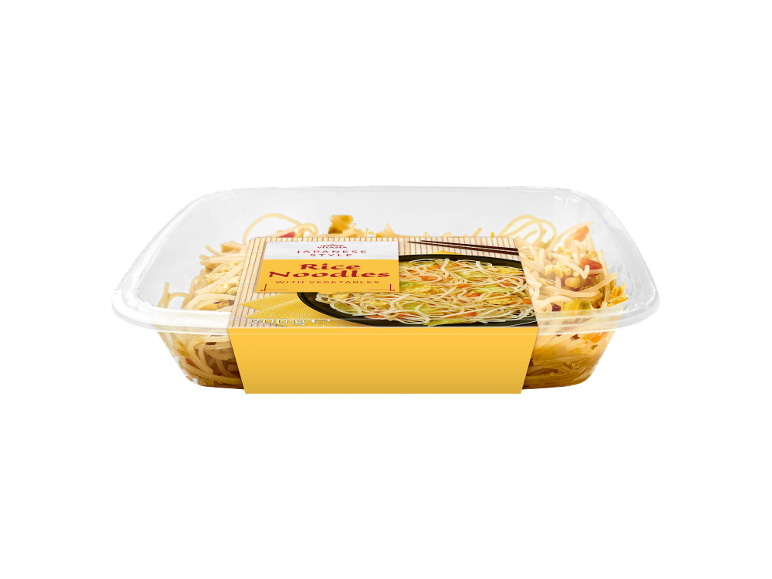 Tray of Japanese style rice noodles with vegetables, 200g.