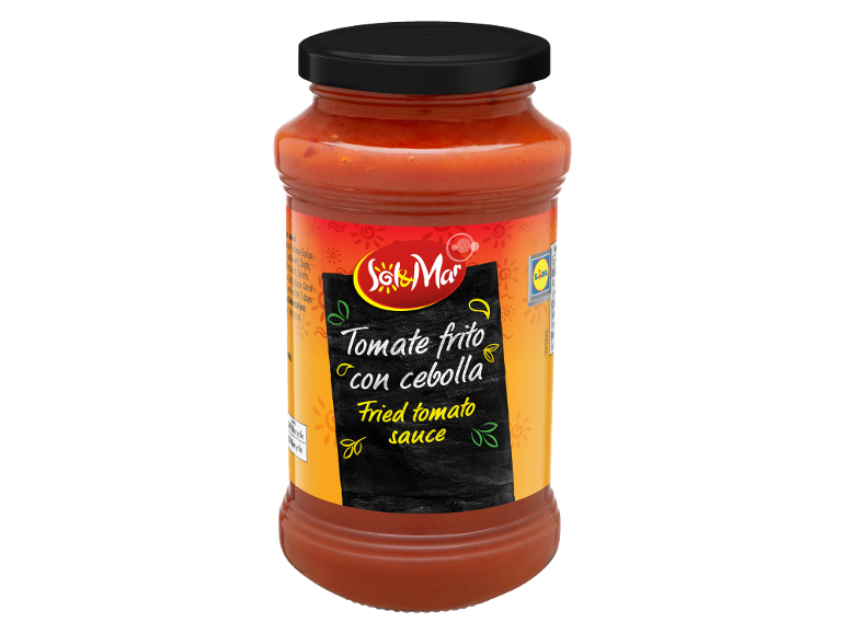 Tomato sauce with onion in a glass jar with a black lid, label with 'Tomate frito con cebolla'.