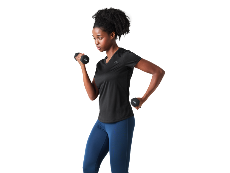 Woman in black t-shirt and blue leggings exercising with 2 kg dumbbells.