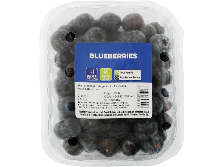 Blueberries in transparent packaging with a blue label showing nutritional information and country of origin.